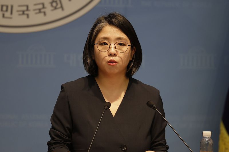 [서울=뉴시스] 정병혁 기자 = 용혜인 성평등가족부 장관 후보자가 10일 서울 여의도 국회 소통관에서 '의원직 겸직 논란' 등 자신에 제기된 의혹과 관련한 기자회견을 하고 있다. 2026.09.10. jhope@newsis.com