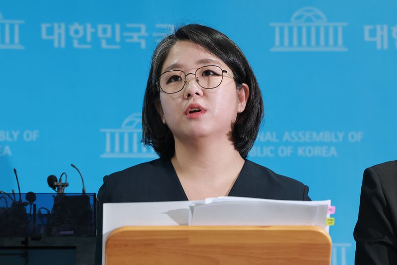 용혜인 성평등가족부 장관 후보자가 10일 국회 소통관에서 본인과 기본소속당을 둘러싼 논란과 관련해 해명하는 기자회견을 마친 뒤 취재진 질문에 답하고 있다. 연합뉴스