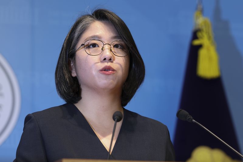 용혜인 성평등가족부 장관 후보자가 10일 서울 여의도 국회 소통관에서 본인 의혹과 관련해 기자회견을 하고 있다. 뉴시스