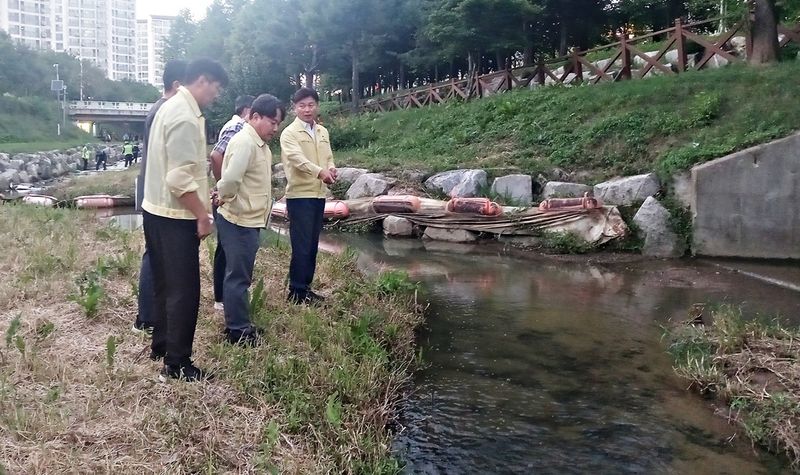 조용익 부천시장(오른쪽)이 지난 6일 물고기 폐사 및 거품 유입 상황을 보고 받은 직후 베르네천 일대를 찾아 철저한 원인 조사와 시민 안전 최우선을 당부하고 있다. 부천시 제공