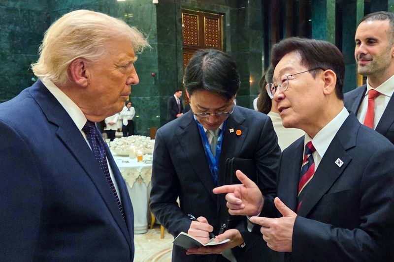 북대서양조약기구(NATO·나토) 정상회의에 참석한 이재명 대통령과 도널드 트럼프 미국 대통령이 지난 7월 7일(현지 시간) 튀르키예 앙카라 대통령궁에서 열린 레젭 타입 에르도안 튀르키예 대통령 주최 환영 만찬에서 대화하고 있다. 뉴시스