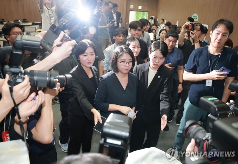 龍 "의원직 사퇴가 자리나눠먹기"…가족정당 의혹에 "하자 없다"(종합)