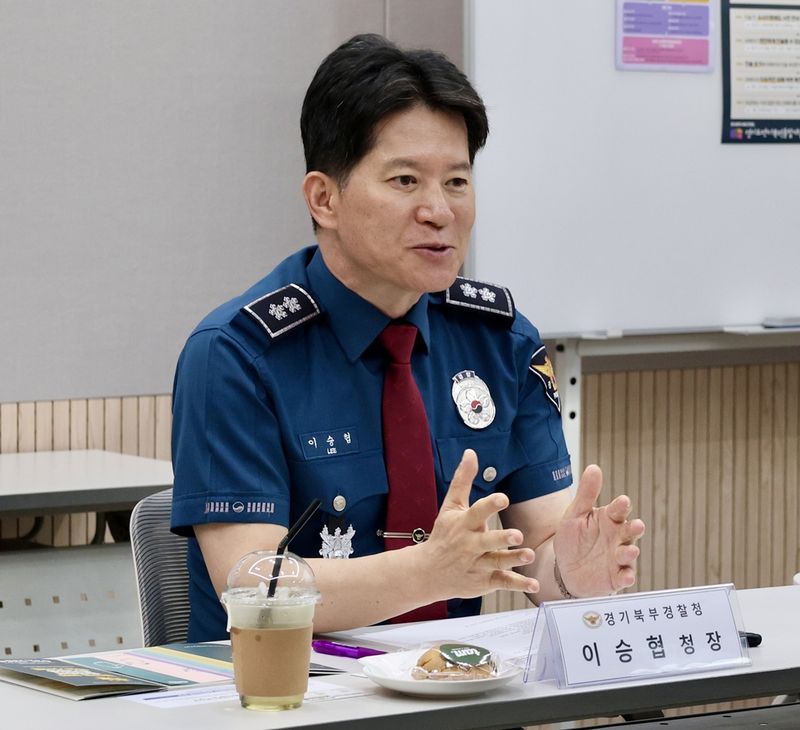 이승협 경기북부경찰청장이 10일 경기북부소방재난본부와 경기도젠더폭력통합대응단 북부거점본부를 방문, 유관기관 협력 강화 방안을 논의하고 있다. 경기북부경찰청 제공