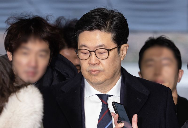 서울중앙지검 반부패수사2부(부장검사 이상혁)는 10일 오전부터 특정경제범죄가중처벌법상 사기, 자본시장법 위반 등 혐의를 받는 김병주 MBK회장을 피의자로 소환해 조사하고 있다. 뉴시스