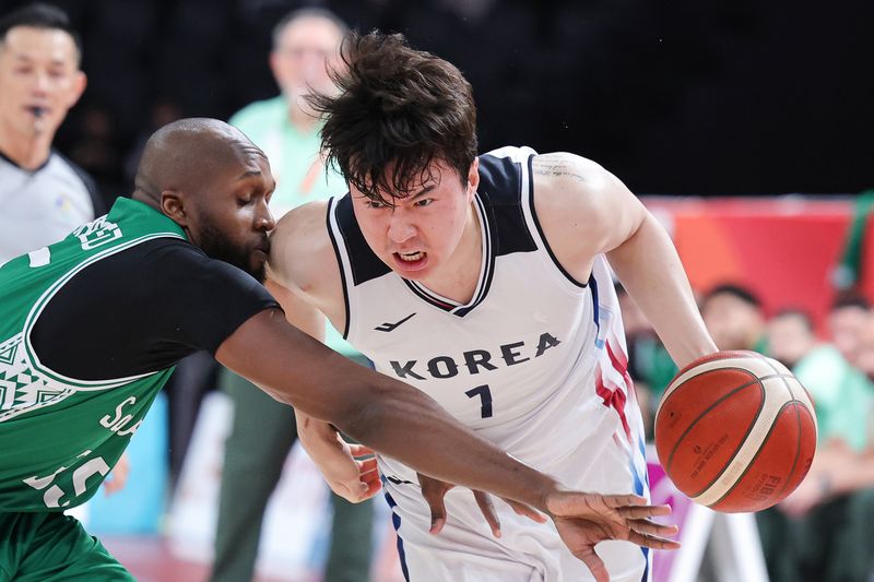 10일 일본 나고야 아이치 인터내셔널 아레나에서 열린 2026 아이치·나고야 아시안게임 남자 농구 예선 대한민국과 사우디아라비아의 경기. 이현중이 돌파를 시도하고 있다. 연합뉴스