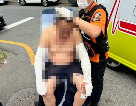 울산 남구 성암동에서 발생한 감전 사고로 중상을 입은 현장 작업자가 출동한 119 구급 대원에게 응급처치를 받고 있다. 울산소방본부 제공