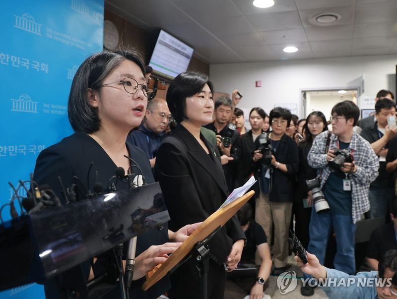 취재진 질문에 답하는 용혜인 성평등가족부 장관 후보자 (출처=연합뉴스)