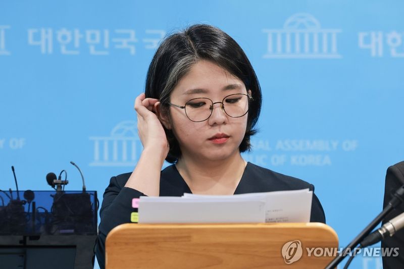 취재진 질문 받기 위해 준비하는 용혜인 성평등가족부 장관 후보자 (출처=연합뉴스)