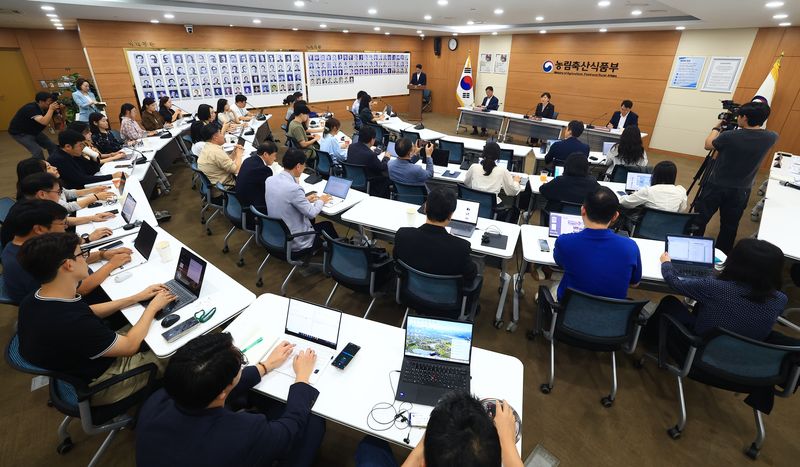 [세종=뉴시스] 송미령 농림축산식품부 장관이 10일 정부세종청사에서 열린 기자간담회에서 모두발언을 하고 있다. (사진=농림축산식품부 제공) *재판매 및 DB 금지