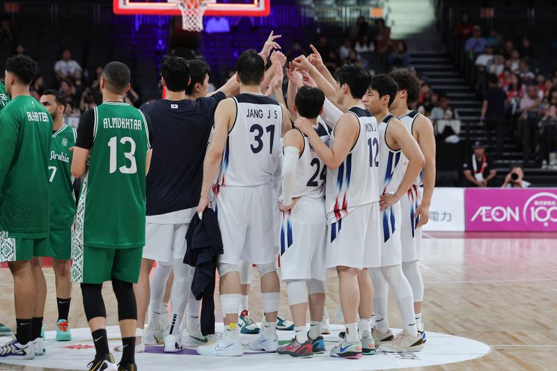 10일 일본 나고야 아이치 인터내셔널 아레나에서 열린 2026 아이치·나고야 아시안게임 남자 농구 예선 대한민국과 사우디아라비아의 경기에서 승리를 거둔 대한민국 선수들이 기쁨을 나누고 있다. 연합뉴스