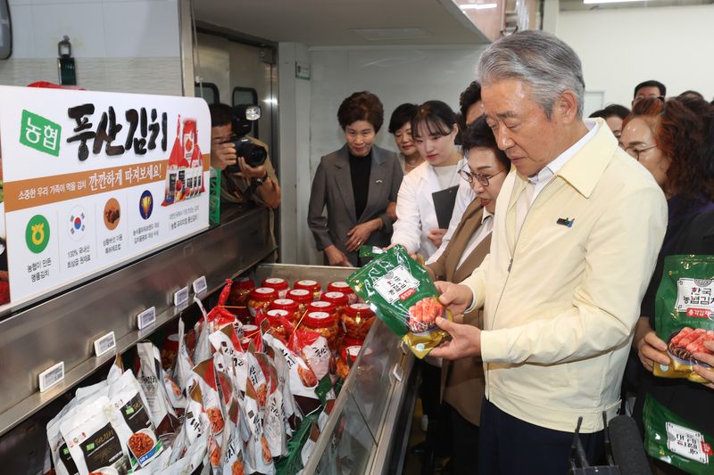 강호동 농협중앙회장(오른쪽)이 10일 서울 서초구 농협하나로마트 양재점에서 추석 성수품 판매 현황을 점검하고 있다. 농협 제공