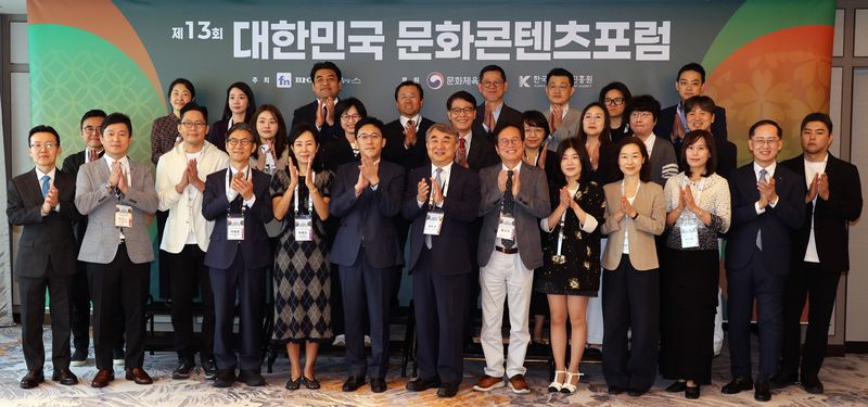 10일 파이낸셜뉴스 주최로 서울 강남구 조선팰리스호텔에서 열린 제13회 대한민국 문화콘텐츠포럼에서 VIP 참석자들이 기념촬영을 하고 있다. 첫째줄 왼쪽부터 민병선 한국관광공사 관광산업본부장, 이경수 한국관광협회중앙회장, 이범헌 한국문화예술위원회 위원장, 박혜진 국립오페라단장 겸 예술감독, 전선익 파이낸셜뉴스 부회장, 이병민 건국대 문화콘텐츠학과 교수, 황교익 한국문화관광연구원장, 양수진 인스파이어 엔터테인먼트 리조트 상무, 한혜리 한국방문의해위원회 사무국장, 서가연 에어비앤비코리아 컨트리 매니저, 송의달 파이낸셜뉴스 사장. 둘째줄 