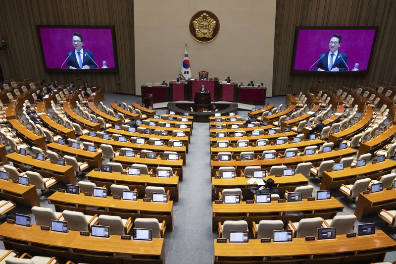 텅텅 빈 본회의장 10일 외교·통일·안보 분야 대정부 질문이 열린 국회 본회의장에서 참석 의원을 찾아 보기 힘들 정도로 의원석이 텅 비어 있다. 연합뉴스