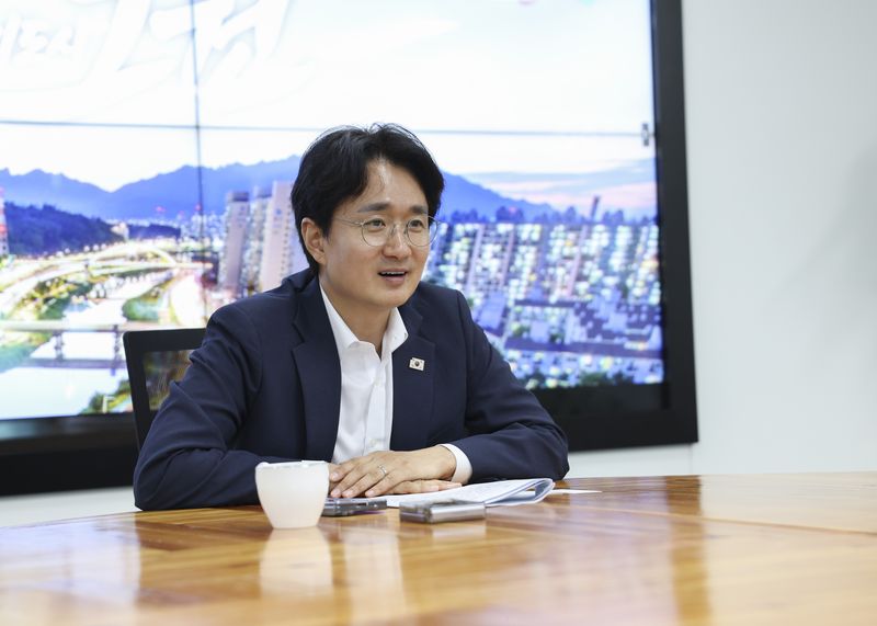 서준오 노원구청장이 지난 4일 노원구청 내 집무실에서 진행한 인터뷰를 통해 노원을 서울 동북권의 미래경제도시로 성장시키기 위한 계획을 설명하고 있다. 노원구 제공
