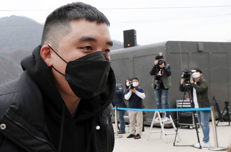 그룹 빅뱅 출신 승리(본명 이승현)가 2020년 3월 9일 오후 강원도 철원군 동송읍 육군 6사단 신병교육대에 입소하고 있는 모습.(뉴스1 DB)2021.7.1 ⓒ 뉴스1 이동원 기자