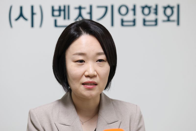 이소영 중소벤처기업부 장관 후보자가 10일 오전 서울 구로구 벤처기업협회에서 창업·벤처 관련 협단체 간담회를 마친 뒤 백브리핑을 하고 있다.뉴시스