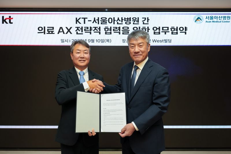 김봉균 KT 엔터프라이즈부문장 부사장(왼쪽)과 박승일 서울아산병원장이 10일 KT 광화문 웨스트빌딩에서 인공지능(AI) 병원 구축 및 임상 적용형 AI 의료서비스 개발을 위한 업무협약(MOU)을 체결하고 기념 촬영을 하고 있다. KT 제공