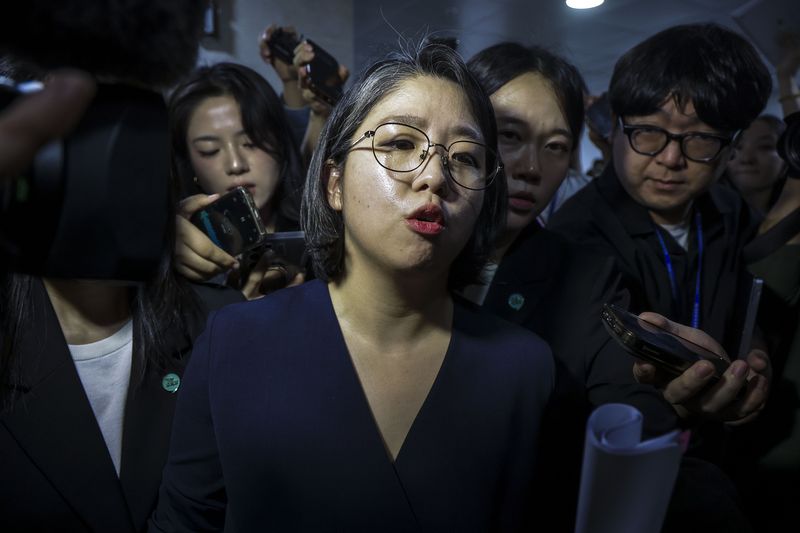 [서울=뉴시스] 정병혁 기자 = 용혜인 성평등가족부 장관 후보자가 10일 서울 여의도 국회 소통관에서 '의원직 겸직 논란' 등 자신에 제기된 의혹과 관련한 기자회견을 마친 뒤 이동하고 있다. 2026.09.10. jhope@newsis.com
