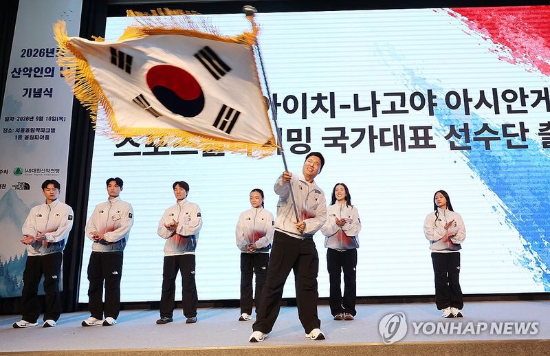 태극기 흔드는 박희용 감독 (출처=연합뉴스)
