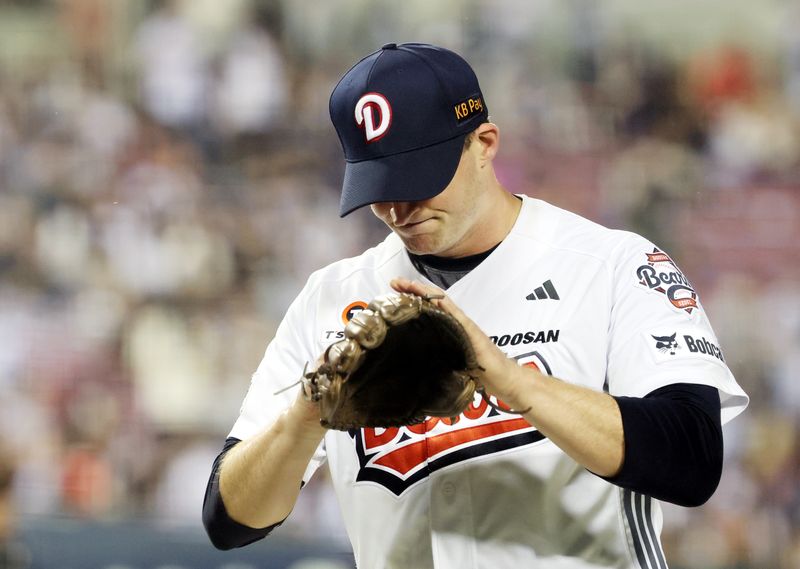 [서울=뉴시스] 박주성 기자 = 27일 오후 서울 송파구 잠실야구장에서 열린 2026 신한 SOL KBO리그 KT 위즈 대 두산 베어스의 경기, 6회까지 무실점으로 막은 두산 선발 벤자민이 덕아웃으로 들어오고 있다. 2026.05.27. park7691@newsis.com