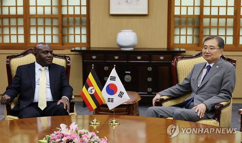 우간다 제2부총리와 면담하는 조현 외교부 장관 (출처=연합뉴스)