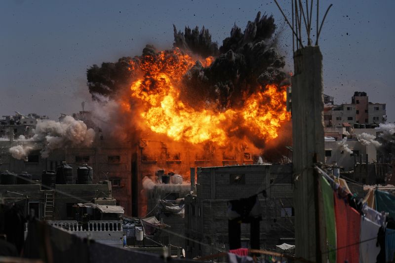 지난 9일(현지시간) 가자지구 가자시티에서 이스라엘군(IDF)의 공습으로 폭발이 일어나고 있다. AP뉴시스