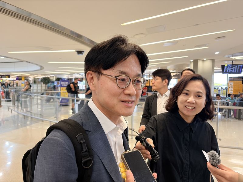 김정관 산업통상부 장관이 10일(현지시간) 뉴저지 뉴워크 공항에 도착해 기자들의 질문에 답하고 있다. 사진=연합뉴스