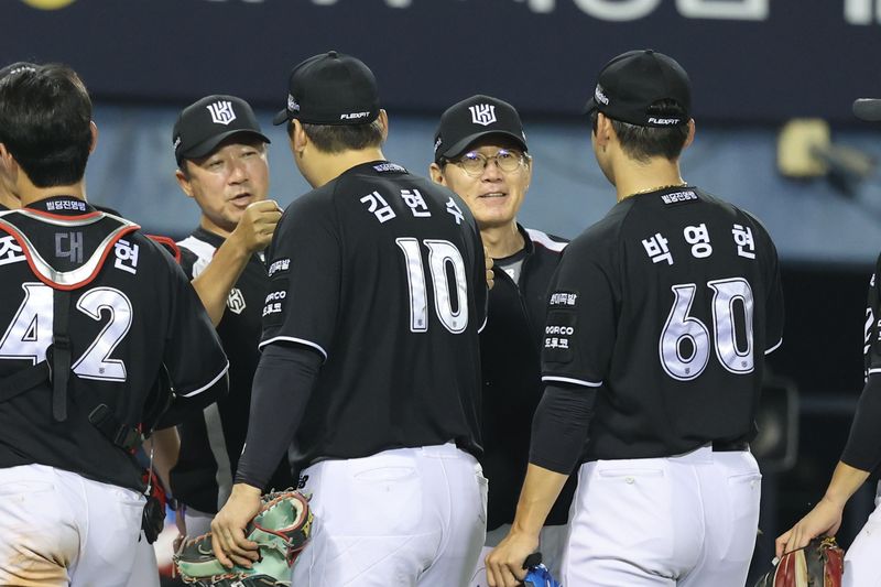 [서울=뉴시스] 권창회 기자 = 19일 서울 송파구 잠실야구장에서 열린 2026 KBO리그 KT 위즈와 LG 트윈스의 경기, 4:1로 승리한 KT 이강철 감독이 미소짓고 있다. 2026.07.19. kch0523@newsis.com