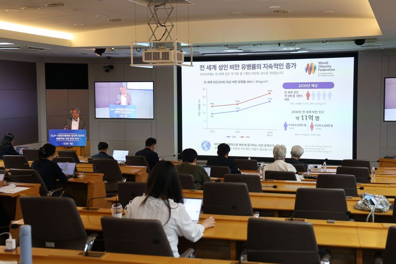 박정환 한양대병원 내분비대사내과 교수가 'GLP-1 비만치료제의 임상적 가치-비만 치료 패러다임의 변화'를 주제로 발표를 진행하고 있다.