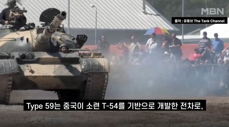 [서울=뉴시스] 방글라데시 치타공 하타자리 사격훈련장에서 중국산 Type 59 계열로 추정되는 탱크가 포탄을 발사하는 순간 내부에서 폭발이 발생해 군인 2명이 숨지고 장교 1명이 크게 다쳤다. (사진='MBN News' 캡처)