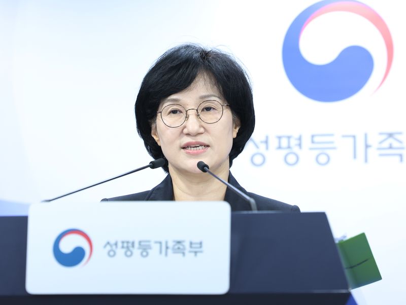 [서울=뉴시스] 조수정 기자 = 원민경 성평등가족부 장관이 11일 오전 서울 종로구 정부서울청사에서 구글 디지털 성범죄 피해 정보 유출 관련 브리핑을 하고 있다. 2026.09.11. chocrystal@newsis.com