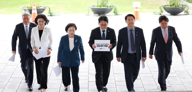 [서울=뉴시스] 김선웅 기자 = 조국혁신당 의원들이 10일 서울 종로구 정부서울청사에서 수사준칙·공소청 직제안 관련 윤호중 행정안전부 장관과 면담하기 위해 항의방문하고 있다. 왼쪽부터 서왕진, 강경숙, 정춘생, 차규근, 김형연, 황운하 의원. 2026.09.10. mangusta@newsis.com