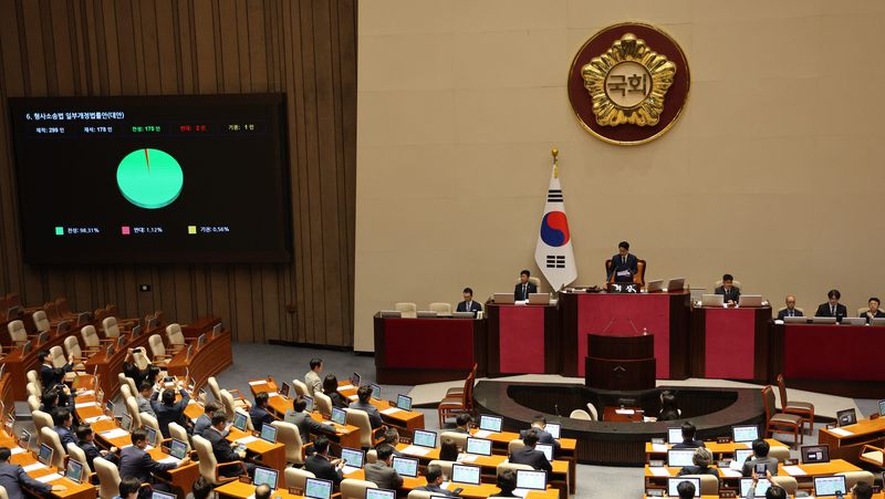 [서울=뉴시스] 고범준 기자 = 31일 서울 여의도 국회에서 열린 제437회 국회(임시회) 제3차 본회의에서 형사소송법 일부개정법률안(대안)이 가결되고 있다. 2026.07.31. bjko@newsis.com