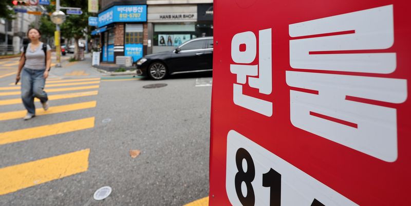 [서울=뉴시스] 김금보 기자 = 28일 서울시내 한 대학가 인근 공인중개사사무소에 원룸광고가 붙어 있다. 2026.08.28. kgb@newsis.com