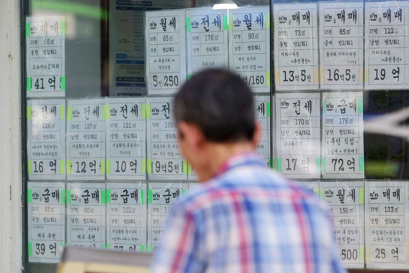 [서울=뉴시스] 홍효식 기자 = 정부가 발표한 부동산 세제 개편안과 관련해 전월세 대란이 악화될 것이란 우려가 제기되는 가운데 4일 서울 강남구의 한 부동산에 매물 정보가 게시되어 있다. 2026.08.04. yesphoto@newsis.com