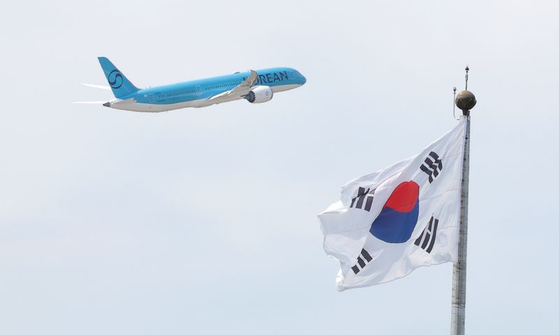 11일 인천국제공항 인근 상공을 항공기가 날고 있다. 뉴스1
