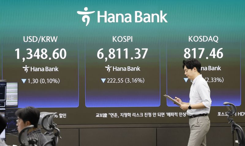 [서울=뉴시스] 김혜진 기자 = 11일 서울 중구 하나은행 딜링룸 전광판에 주요 지수가 표시 되고 있다. 2026.09.11. jini@newsis.com