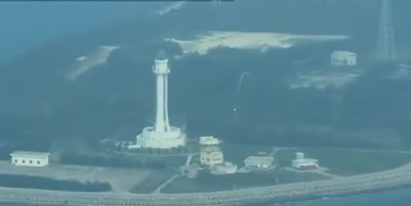 필리핀 해안경비대(PCG)가 공개한 사진으로, 중국군이 필리핀 초계기를 향해 조명탄을 발사하는 모습. 엑스 뉴시스