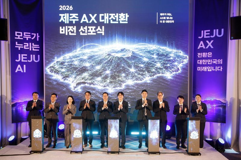 지난 9월11일 제주시 첨단로 카카오 스페이스 닷 원에서 열린 '2026 제주 AX 대전환 비전 선포식' 현장. 제주도는 오는 16일 공공기관 20여곳을 대상으로 설명회를 열고 40MW급 AI 데이터센터 구상과 연계한 연산자원 공동 활용 수요 및 협력과제를 논의한다. 사진=뉴시스