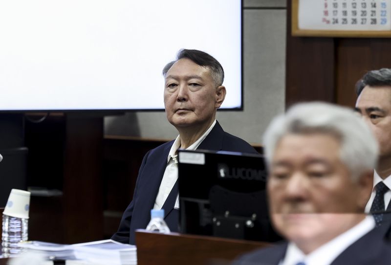 [서울=뉴시스] 사진공동취재단 = 윤석열 전 대통령이 26일 서울 서초구 서울중앙지법에서 열린 특수공무집행방해, 직권남용 권리행사 방해 혐의 재판에 출석해 있다. 2025.09.26. photo@newsis.com