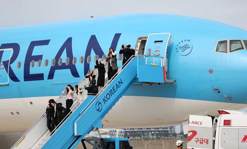 [인천공항=뉴시스] 김선웅 기자 = 11일 인천국제공항 첨단복합항공단지에서 열린 2026 국가 대테러 종합훈련에서 항공기 테러 상황을 가정한 대응 훈련이 진행되고 있다. 2026.09.11. mangusta@newsis.com