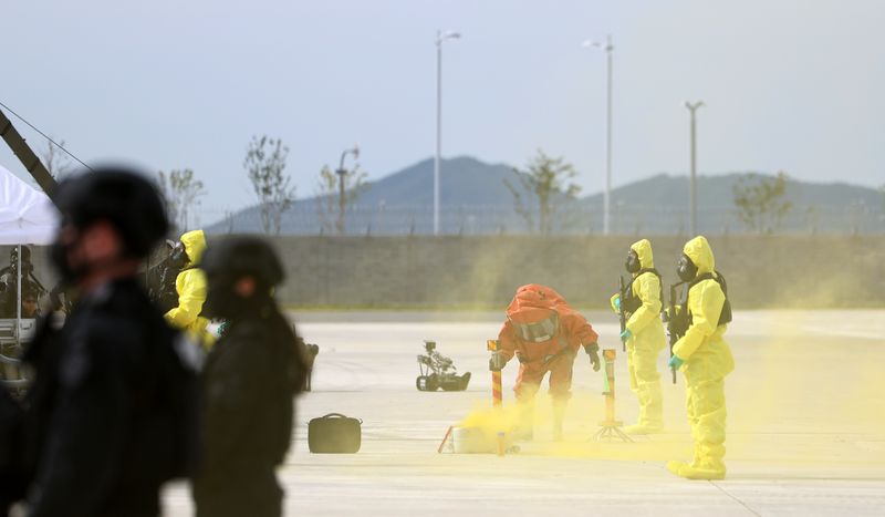 [인천공항=뉴시스] 김선웅 기자 = 11일 인천국제공항 첨단복합항공단지에서 열린 2026 국가 대테러 종합훈련에서 폭발물 및 화생방 테러 상황을 가정한 대응 훈련이 진행되고 있다. 2026.09.11. mangusta@newsis.com
