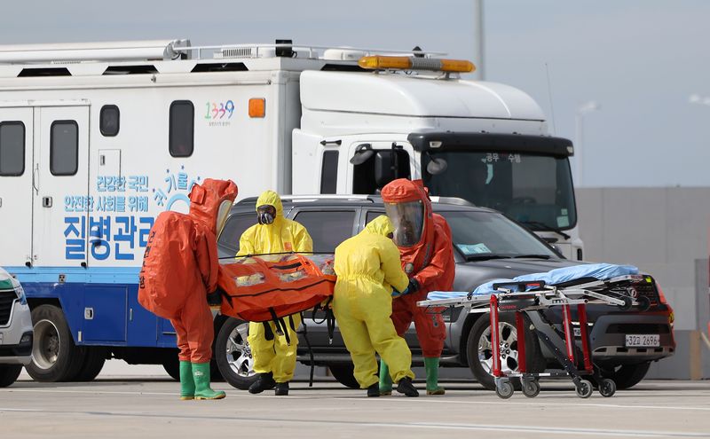 [인천공항=뉴시스] 김선웅 기자 = 11일 인천국제공항 첨단복합항공단지에서 열린 2026 국가 대테러 종합훈련에서 폭발물 및 화생방 테러 상황을 가정한 대응 훈련이 진행되고 있다. 2026.09.11. mangusta@newsis.com