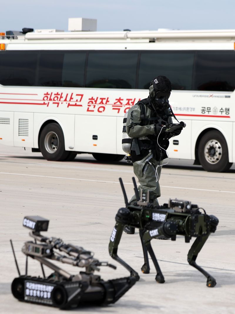 [인천공항=뉴시스] 김선웅 기자 = 11일 인천국제공항 첨단복합항공단지에서 열린 2026 국가 대테러 종합훈련에서 폭발물 및 화생방 테러 상황을 가정한 대응 훈련이 진행되고 있다. 2026.09.11. mangusta@newsis.com