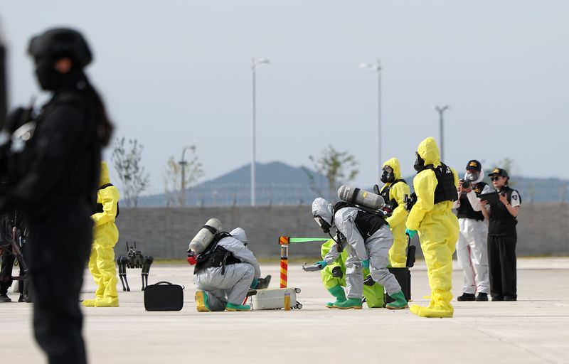 [인천공항=뉴시스] 김선웅 기자 = 11일 인천국제공항 첨단복합항공단지에서 열린 2026 국가 대테러 종합훈련에서 폭발물 및 화생방 테러 상황을 가정한 대응 훈련이 진행되고 있다. 2026.09.11. mangusta@newsis.com