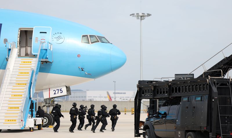 [인천공항=뉴시스] 김선웅 기자 = 11일 인천국제공항 첨단복합항공단지에서 열린 2026 국가 대테러 종합훈련에서 항공기 테러 상황을 가정한 대응 훈련이 진행되고 있다. 2026.09.11. mangusta@newsis.com