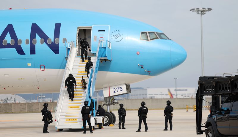[인천공항=뉴시스] 김선웅 기자 = 11일 인천국제공항 첨단복합항공단지에서 열린 2026 국가 대테러 종합훈련에서 항공기 테러 상황을 가정한 대응 훈련이 진행되고 있다. 2026.09.11. mangusta@newsis.com