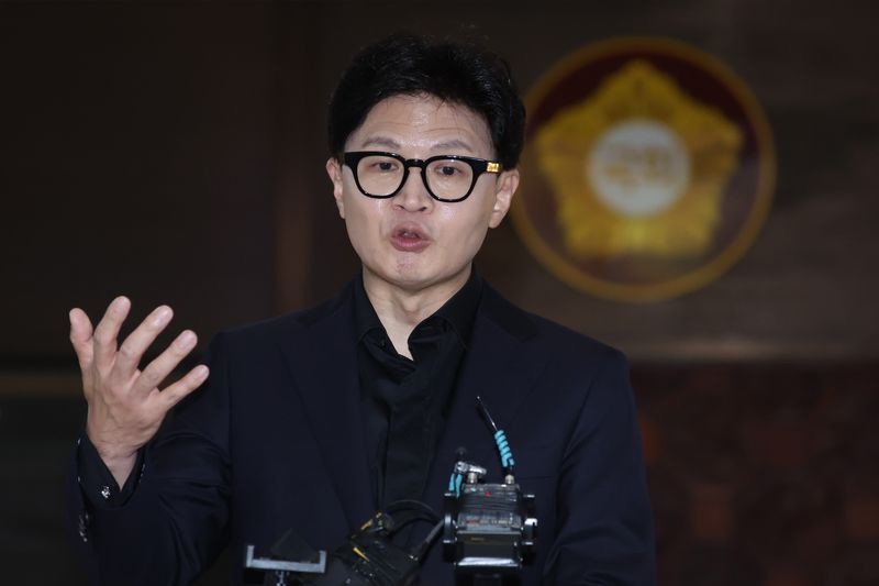 한동훈 무소속 의원이 11일 서울 여의도 국회에서 총리실 직원의 사찰 논란과 관련한 취재진의 질문에 답변하고 있다. 2026.9.11 ⓒ 뉴스1 신웅수 기자