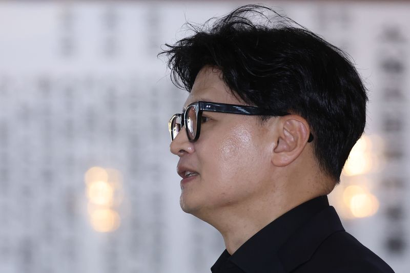 한동훈 무소속 의원이 11일 서울 여의도 국회에서 총리실 직원의 사찰 논란과 관련한 취재진의 질문에 답변하고 있다. 2026.9.11 ⓒ 뉴스1 신웅수 기자