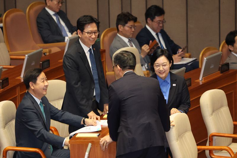 한성숙 국무총리가 11일 오후 서울 여의도 국회에서 열린 제439회국회(정기회) 제7차 본회의에서 구윤철 부총리 겸 재정경제부 장관과 배경훈 부총리 겸 과기정통부 장관, 정성호 더불어민주당 의원과 인사를 나누고 있다. 2026.9.11 ⓒ 뉴스1 황기선 기자
